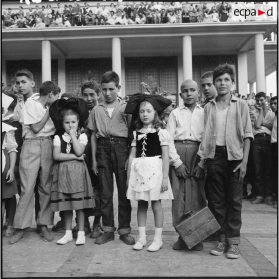 Les petits cireux d'Alger et deux petites alsaciennes costumées.