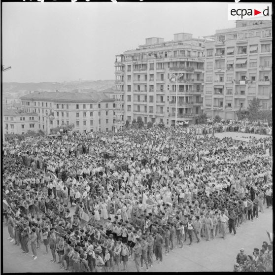 Rassemblement de la jeunesse au forum d'Alger.
