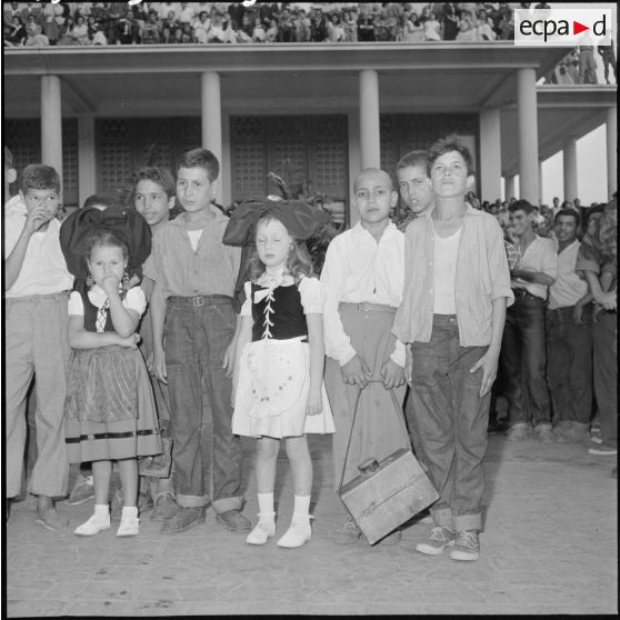 Les petits cireux d'Alger et deux petites alsaciennes costumées.