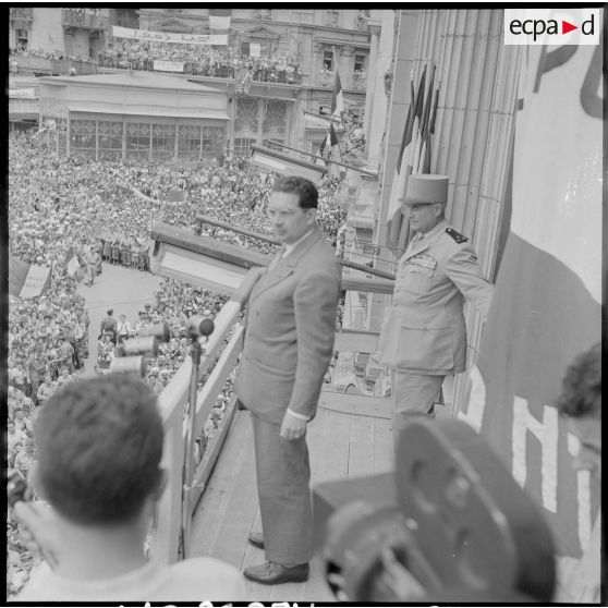 Jacques Soustelle et le général Nogues vont prononcer un discours depuis le balcon de la mairie de Constantine.