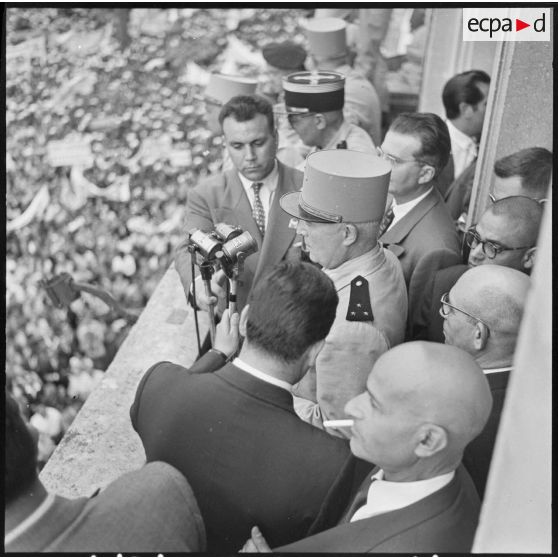 Discours du général Nogues depuis le balcon de la mairie de Constantine.