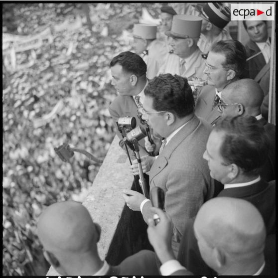 Discours de Jacques Soustelle depuis le balcon de la mairie de Constantine.