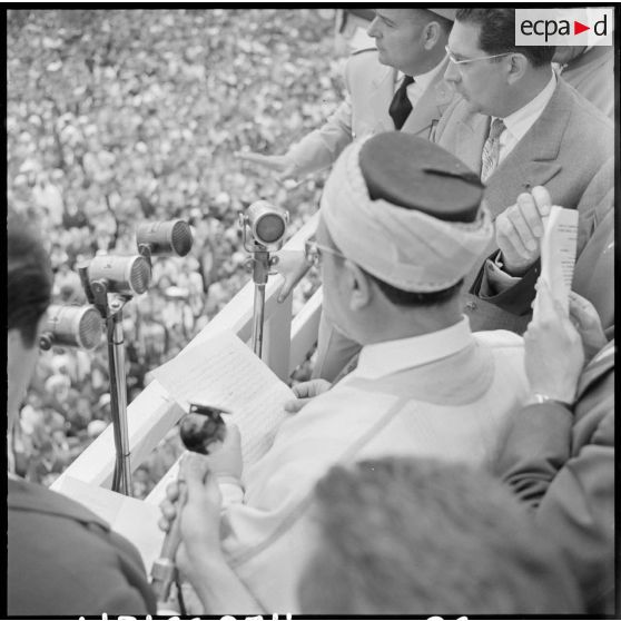 Discours d'une autorité depuis le balcon de la mairie de Constantine.