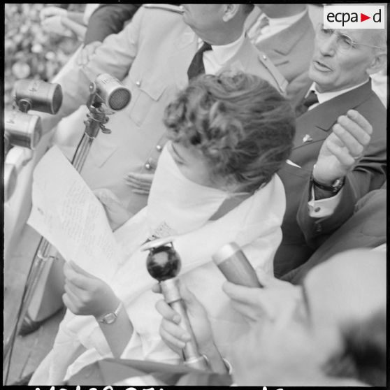 Discours d'une femme depuis le balcon de la mairie de Constantine.