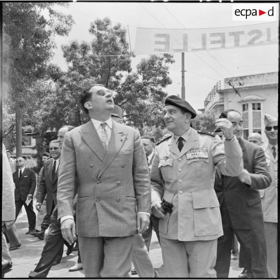 Jacques Soustelle et le général Gilles dans les rues de Constantine.