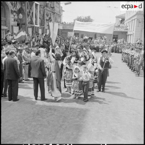Des membres de l'union des dauphinois et savoyards de Constantine pendant la manifestation devant la mairie.