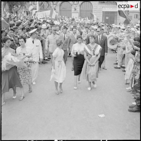 Jacques Soustelle et le général Nogues dans les rues de Constantine.