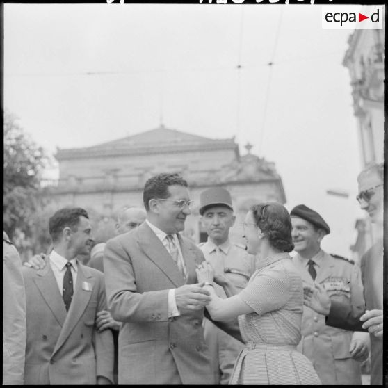 Jacques Soustelle s'entretient avec une femme dans les rues de Constantine.