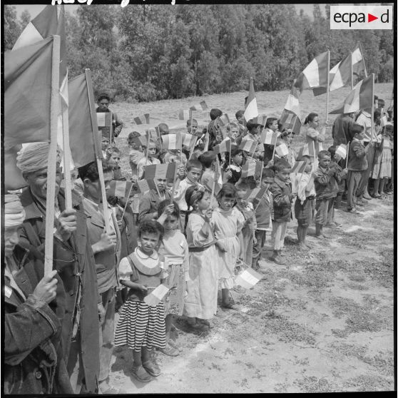Oued Zenati. Les enfants agitent des drapeaux.