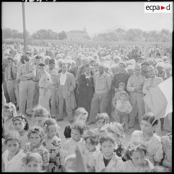 Telergma. Jeunes parmi la foule.