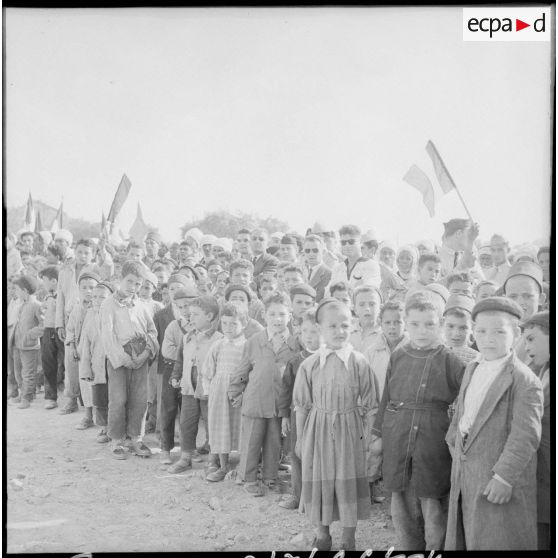 Telergma. La foule écoute les discours.