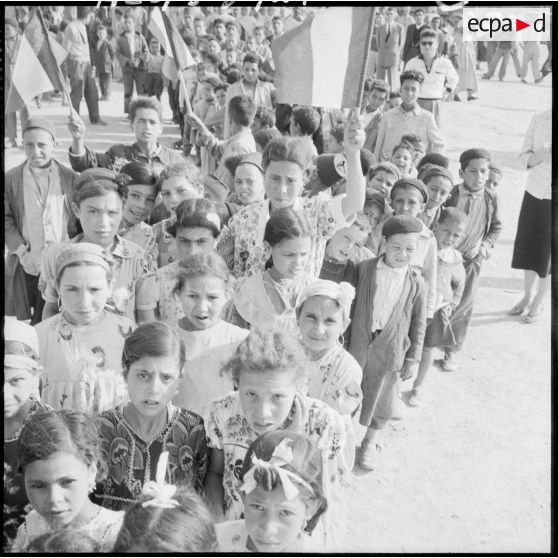 Telergma. La foule écoute les discours.