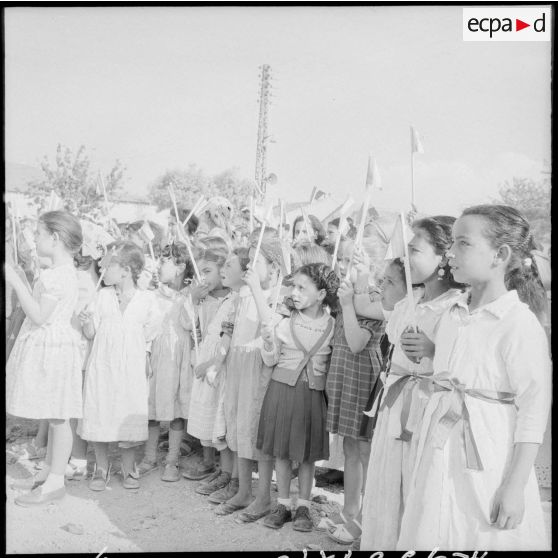 Telergma. Jeunes parmi la foule.