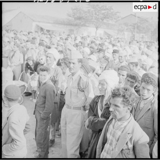 Telergma. La foule écoute les discours.