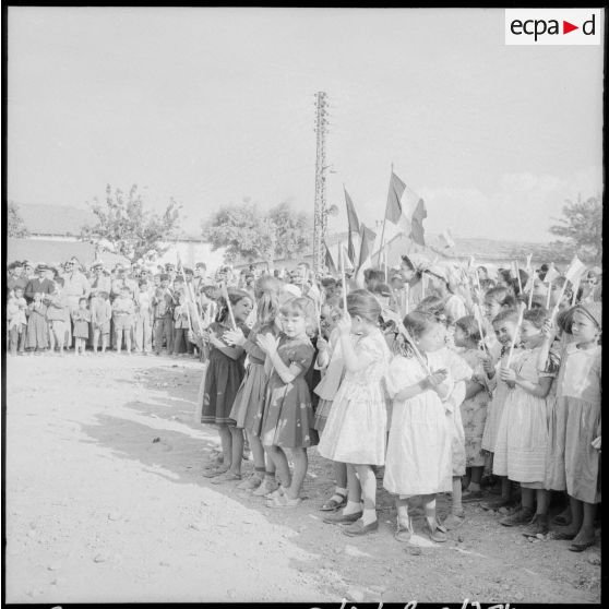 Telergma. Jeunes parmi la foule.