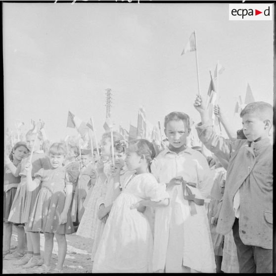 Telergma. Le drapeau français agité par un jeune garçon.
