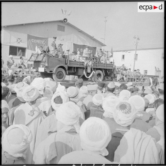 Le lieutenant-colonel Babonneau, membre du comité de salut public de Telergma, prononce une allocution.