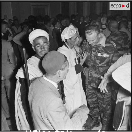 Tizi Ouzou. Démonstrations d'amitié entre civils et militaires lors d'une réception.