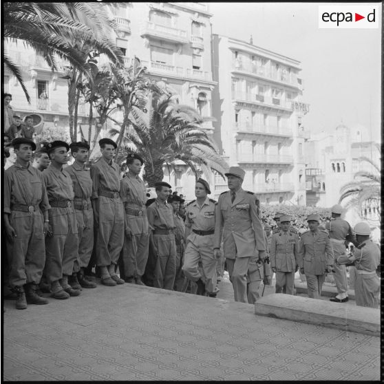 Alger. Cérémonie militaire.