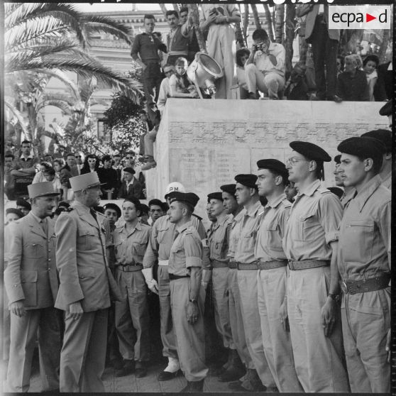 Alger. Cérémonie militaire.