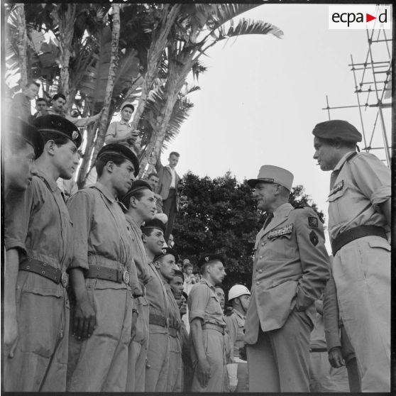 Alger. Visite des moniteurs du centre d'Issoire.