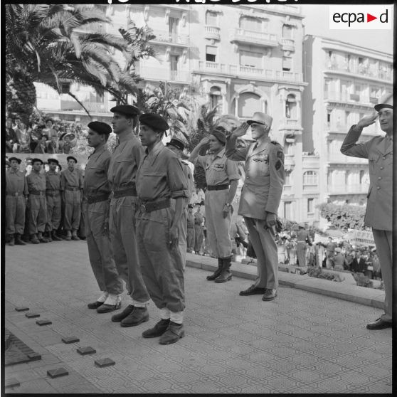 Alger. Cérémonie militaire.