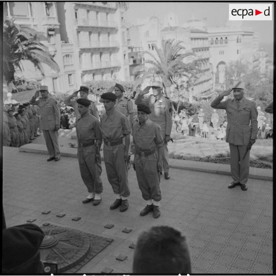 Alger. Cérémonie militaire.