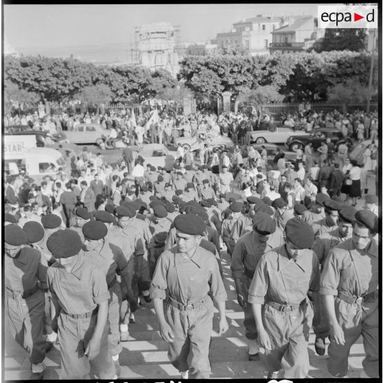 Alger. Visite des jeunes moniteurs du Centre d'Entraînement des Moniteurs de la Jeunesse Algérienne (CEMJA) d'Issoire.