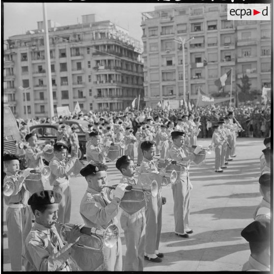 Alger. Visite des jeunes moniteurs du Centre d'Entraînement des Moniteurs de la Jeunesse Algérienne (CEMJA) d'Issoire.