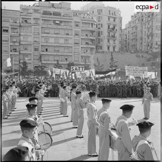 Alger. Visite des jeunes moniteurs du Centre d'Entraînement des Moniteurs de la Jeunesse Algérienne (CEMJA) d'Issoire.