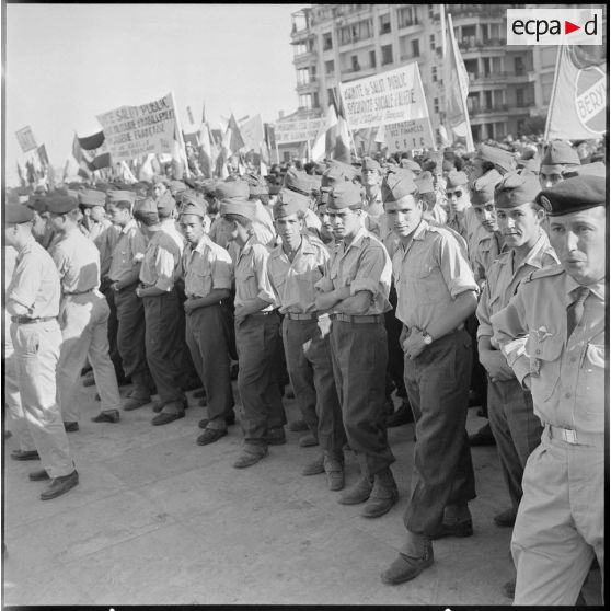 Alger. Visite des jeunes moniteurs du Centre d'Entraînement des Moniteurs de la Jeunesse Algérienne (CEMJA) d'Issoire.