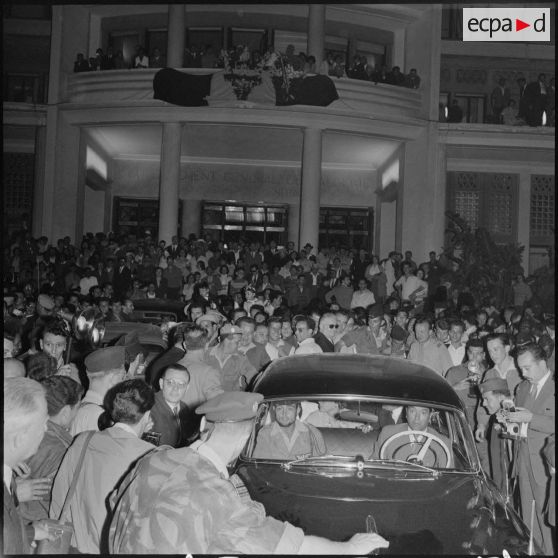 Manifestation devant le forum d'Alger.