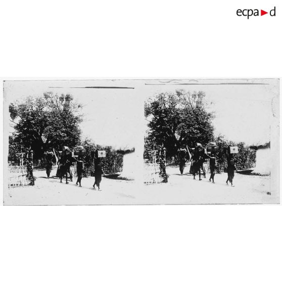 Arrivée des porteuses au campement des passagers. [légende d'origine]<br>