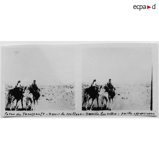 Entrée du Tanezrouft - Désert de cailloux - Derrière les selles, paille approvisionnée. [légende d'origine]