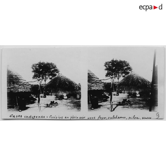 Cases indigènes - cuisine en plein air avec foyer, calebasse, pilon et vases. [légende d'origine]