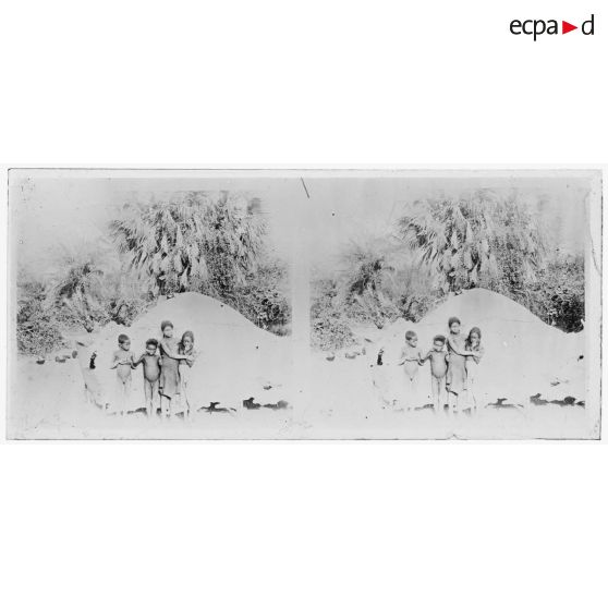 Enfants de Touareg umrads - tente en nattes - oasis d'Agades. [légende d'origine]<br>