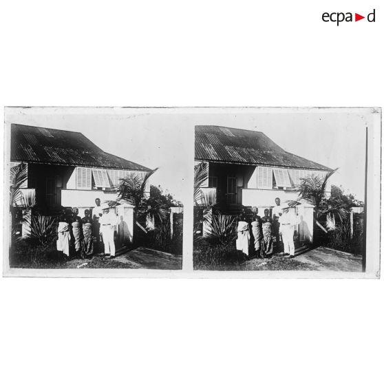 Habitation coloniale - Les dahoméens ont la tête rasée. [légende d'origine]<br>