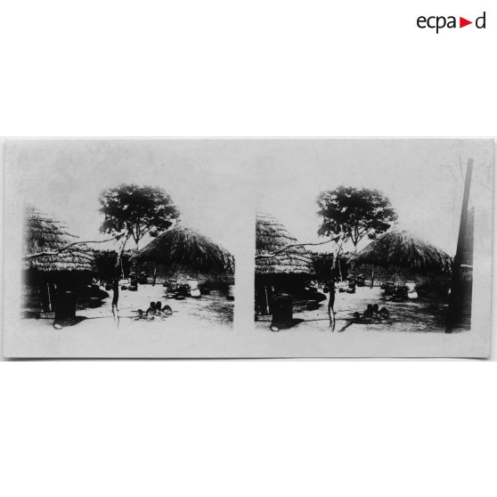 Cases indigènes - cuisine en plein air avec foyer, calebasse, pilon et vases. [légende d'origine]