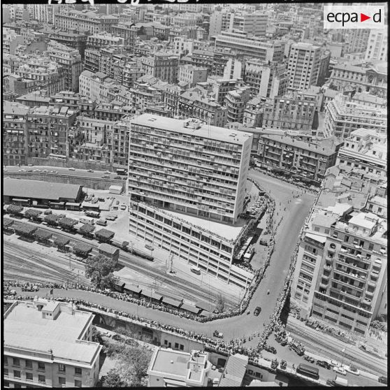 Vue aérienne d'une gare ferroviaire d'Alger .<br>