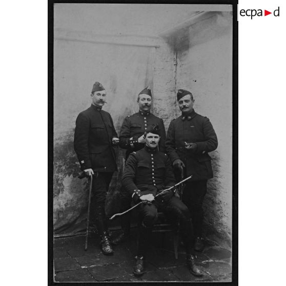 12e Cuirassiers - 1er escadron. Hiver 1914-1915. L[ieutenan]t Ballantin - capitaine de Saint Maurice - L[ieutenan]t de Goutel - S[ous]. L[ieutenan]t Lacroix. [légende d'origine]