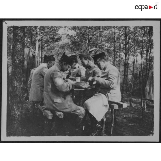 Camp de la Noblette, septembre 1915. Le plus à gauche : Pierre Lalande. [légende d'origine et complétée par le donateur]