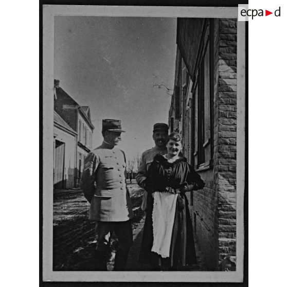 Avril 1917. Rosières en Santerre. Melle Germaine, sœur de la première femme décorée de la Croix de guerre. A gauche : Pierre Lalande. [légende d'origine et complétée par le donateur]