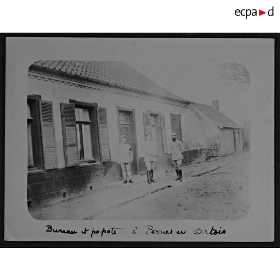 Bureau et popote à Pernes en Artois, octobre 1917. Sous-lieutenant Cauquil, Dr Degeorges. Au centre : lieutenant-colonel Lalande. [légende d'origine]