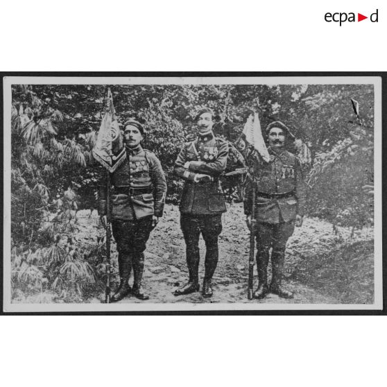 Un ancien chasseur du 12e Alpins à M. le Général Lalande vous offre la photo de mon commandant Nabias défunt. [Signé :] le chasseur Callot ? [légende d'origine]