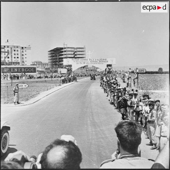 Région d'Alger. La foule venue voir le passage du général de Gaulle.
