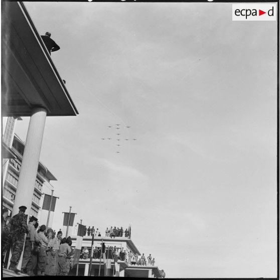 Alger. Défilé aérien au-dessus du forum.