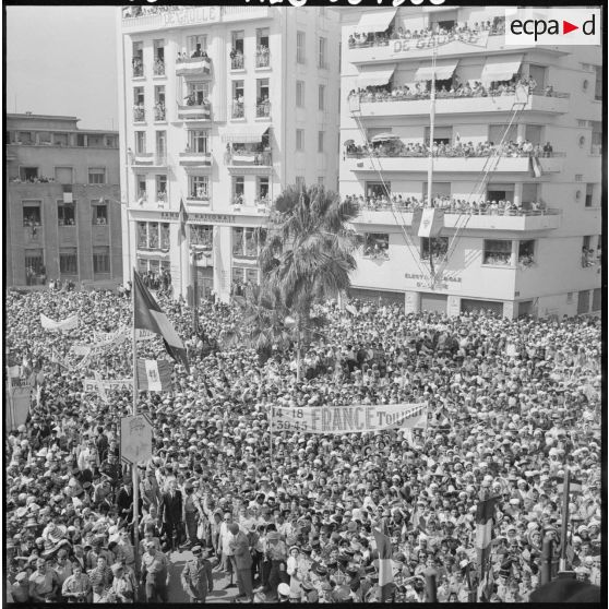 La foule à Mostaganem pendant la visite du général de Gaulle.
