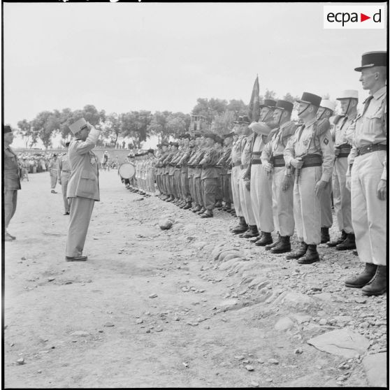 Cérémonie militaire à Bône.