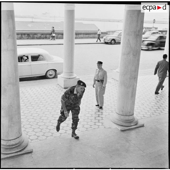 Alger. Le général Massu arrive à la préfecture.
