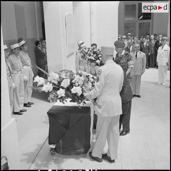 Préfecture d'Alger. Dépôt d'une gerbe.
